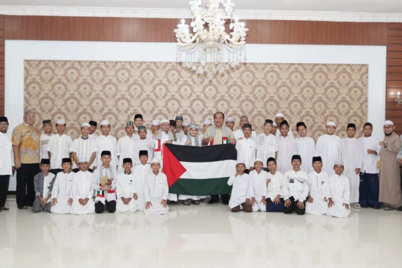 Bupati Asahan Taufik Zainal Abidin menyambut Safari Anak Gaza di Kisaran.
