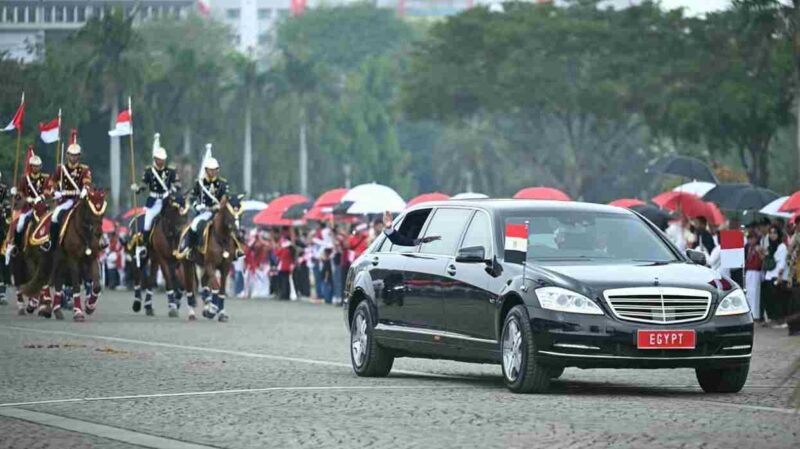 Penyambutan Presiden Mesir El-Sisi di Jakarta disambut antusias warga dan pelajar.