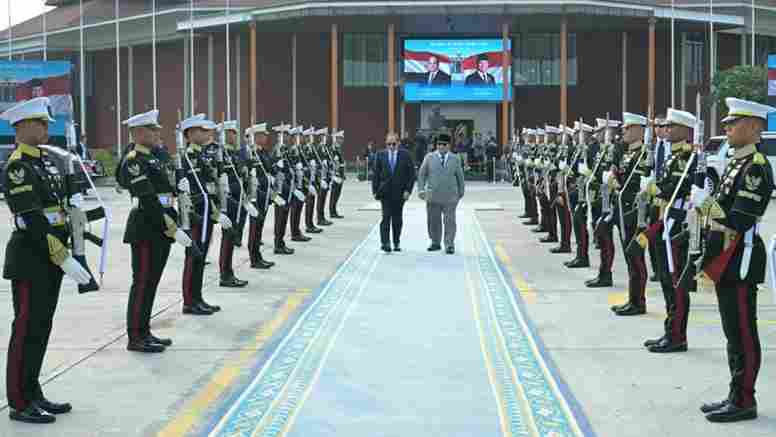 Presiden Prabowo mengantar Presiden El-Sisi hingga pesawat di Halim Perdanakusuma.