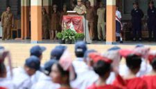 Wali Kota Wesly Silalahi menjadi pembina upacara di SMP Cinta Rakyat 1 Pematangsiantar.
