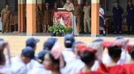 Wali Kota Wesly Silalahi menjadi pembina upacara di SMP Cinta Rakyat 1 Pematangsiantar.