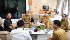 Wabup Ariston Tua Sidauruk bertemu Kajari Samosir untuk memperkuat pendampingan hukum, penataan aset, peningkatan PAD, dan pengawalan pembangunan daerah.
