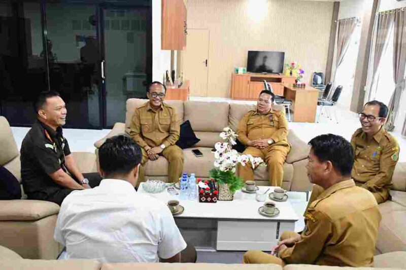 Wabup Ariston Tua Sidauruk bertemu Kajari Samosir untuk memperkuat pendampingan hukum, penataan aset, peningkatan PAD, dan pengawalan pembangunan daerah.