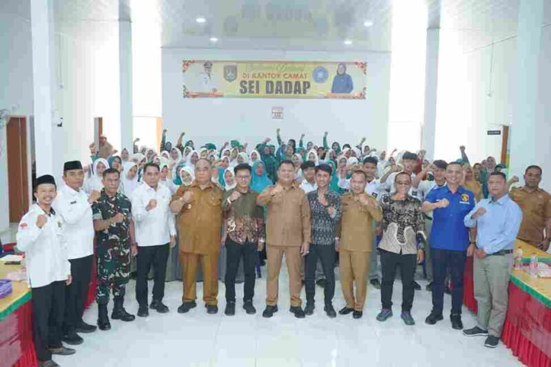 Wakil Bupati Asahan Rianto  saat  Talk Show Edukatif Jilid II yang digelar Barisan Aspirasi Pemuda dan Mahasiswa (BAPAM) Kabupaten Asahan di Aula Kantor Camat Sei Dadap, Selasa (13/10/2026), pukul 09.00 WIB.