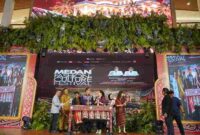 Medan Fashion & Culture Festival 2026 mengangkat inovasi ulos dan wastra Nusantara.