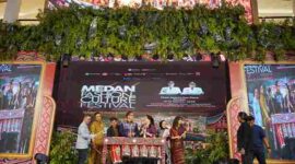 Medan Fashion & Culture Festival 2026 mengangkat inovasi ulos dan wastra Nusantara.