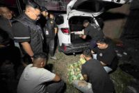 Petugas menangkap seorang pria berinisial AM (31) setelah mengejar mobil yang diduga membawa narkotika di Jalan Lintas Sumatera (Jalinsum), kawasan Besitang, Kabupaten Langkat.