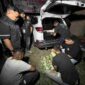 Petugas menangkap seorang pria berinisial AM (31) setelah mengejar mobil yang diduga membawa narkotika di Jalan Lintas Sumatera (Jalinsum), kawasan Besitang, Kabupaten Langkat.
