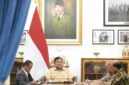 Presiden Prabowo dengan Menteri Koordinator Bidang Hilirisasi dan Transisi Energi Bahlil Lahadalia, Menteri Investasi dan Hilirisasi/Kepala BKPM Rosan Roeslani, serta Direktur Manajemen Proyek dan Energi Baru Terbarukan PLN Suroso Isnandar di Istana Merdeka, Jakarta, Rabu (14/10/2026).