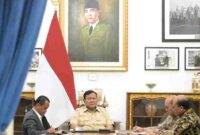 Presiden Prabowo dengan Menteri Koordinator Bidang Hilirisasi dan Transisi Energi Bahlil Lahadalia, Menteri Investasi dan Hilirisasi/Kepala BKPM Rosan Roeslani, serta Direktur Manajemen Proyek dan Energi Baru Terbarukan PLN Suroso Isnandar di Istana Merdeka, Jakarta, Rabu (14/10/2026).