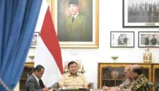 Presiden Prabowo dengan Menteri Koordinator Bidang Hilirisasi dan Transisi Energi Bahlil Lahadalia, Menteri Investasi dan Hilirisasi/Kepala BKPM Rosan Roeslani, serta Direktur Manajemen Proyek dan Energi Baru Terbarukan PLN Suroso Isnandar di Istana Merdeka, Jakarta, Rabu (14/10/2026).