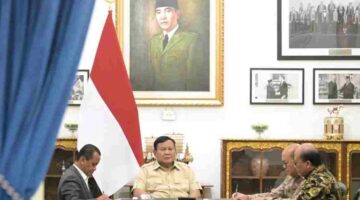 Presiden Prabowo dengan Menteri Koordinator Bidang Hilirisasi dan Transisi Energi Bahlil Lahadalia, Menteri Investasi dan Hilirisasi/Kepala BKPM Rosan Roeslani, serta Direktur Manajemen Proyek dan Energi Baru Terbarukan PLN Suroso Isnandar di Istana Merdeka, Jakarta, Rabu (14/10/2026).