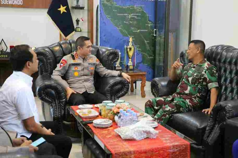 Kapolda Sumut Sonny Irawan bersilaturahmi dengan Danlanud Soewondo Tiopan Hutapea.
