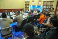 rapat koordinasi yang dipimpin Wali Kota Pematangsiantar Wesly Silalahi, S.H., M.Kn., bersama Forum Koordinasi Pimpinan Daerah (Forkopimda), Sekretaris Daerah Junaedi Antonius Sitanggang, S.STP., M.Si., serta para pimpinan organisasi perangkat daerah (OPD). Rakor berlangsung di Command Center Lantai 2 Balai Kota Pematangsiantar, Jumat (16/10/2026).
