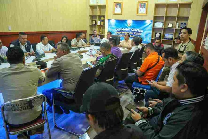 rapat koordinasi yang dipimpin Wali Kota Pematangsiantar Wesly Silalahi, S.H., M.Kn., bersama Forum Koordinasi Pimpinan Daerah (Forkopimda), Sekretaris Daerah Junaedi Antonius Sitanggang, S.STP., M.Si., serta para pimpinan organisasi perangkat daerah (OPD). Rakor berlangsung di Command Center Lantai 2 Balai Kota Pematangsiantar, Jumat (16/10/2026).