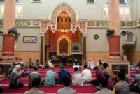 Kapolda Sumatera Utara Irjen Pol. Sonny Irawan, S.I.K., M.H.,  saat mengikuti salat Subuh berjemaah bersama masyarakat di Masjid Abidin, Jalan Brigjen Katamso, Medan, Sabtu (17/10/2026).