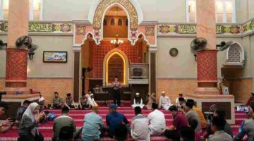Kapolda Sumatera Utara Irjen Pol. Sonny Irawan, S.I.K., M.H.,  saat mengikuti salat Subuh berjemaah bersama masyarakat di Masjid Abidin, Jalan Brigjen Katamso, Medan, Sabtu (17/10/2026).