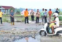 Pemkab Simalungun meninjau jalan rusak di Nagori Raja Maligas I yang menghubungkan Huta Bayu Raja dan Bosar Maligas.