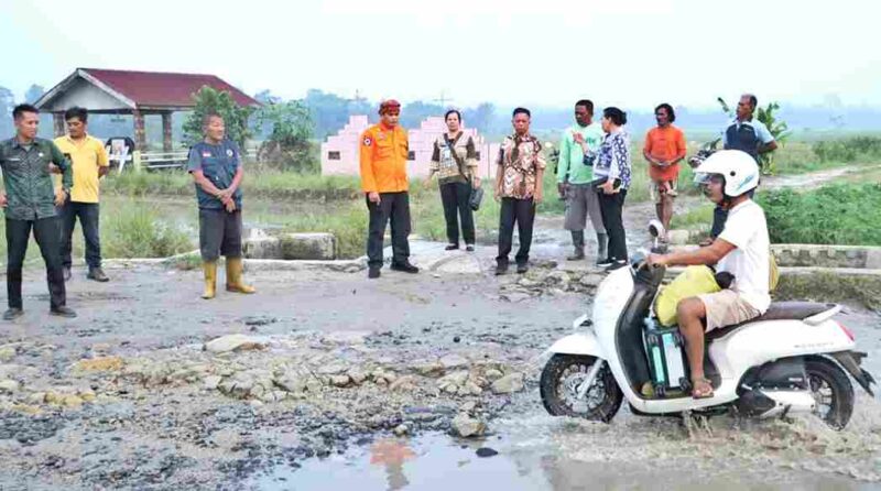 Pemkab Simalungun meninjau jalan rusak di Nagori Raja Maligas I yang menghubungkan Huta Bayu Raja dan Bosar Maligas.