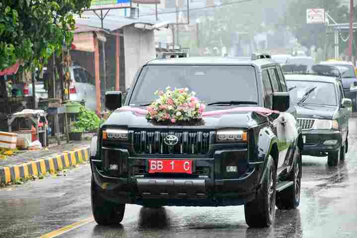 Bupati Vandiko menerbitkan Perbup Nomor 40 Tahun 2026 yang memungkinkan mobil dinas BB 1 C digunakan gratis untuk hajatan pernikahan di Samosir.