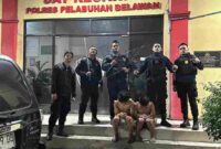 Timsus Macan Polres Pelabuhan Belawan mengamankan dua orang terkait dugaan tawuran di Tanjung Mulia dan menemukan sabit serta busur panah.