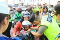 Kapolda Sumut Sonny Irawan turun ke Jalan Lapangan Merdeka, Medan, untuk mengatur lalu lintas, mengedukasi pengendara, serta membagikan helm dan masker.