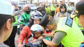 Kapolda Sumut Sonny Irawan turun ke Jalan Lapangan Merdeka, Medan, untuk mengatur lalu lintas, mengedukasi pengendara, serta membagikan helm dan masker.