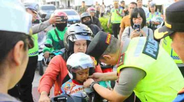 Kapolda Sumut Sonny Irawan turun ke Jalan Lapangan Merdeka, Medan, untuk mengatur lalu lintas, mengedukasi pengendara, serta membagikan helm dan masker.