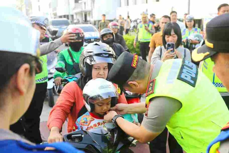 Kapolda Sumut Sonny Irawan turun ke Jalan Lapangan Merdeka, Medan, untuk mengatur lalu lintas, mengedukasi pengendara, serta membagikan helm dan masker.