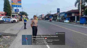 Kapolres Simalungun memimpin Strong Point Pagi di Sinaksak untuk membantu kelancaran lalu lintas