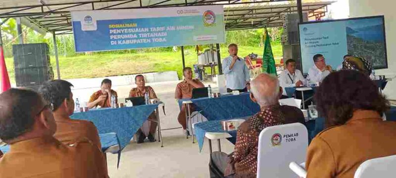 Sosialisasi penyesuaian tarif air minum Perumda Tirtanadi di pelataran Rumah Dinas Wakil Bupati Toba, Balige, Selasa (20/10/2026).
