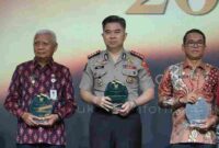 Kapolda Sumatera Utara (Sumut) Irjen Pol. Sonny Irawan, S.I.K., M.H.,  diwakili oleh Kabid Humas Polda Sumut Kombes Pol. Ferry Walintukan meraih penghargaan kategori Achievement Person dalam ajang Komisi Informasi (KI) Award 2026. 