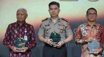 Kapolda Sumatera Utara (Sumut) Irjen Pol. Sonny Irawan, S.I.K., M.H.,  diwakili oleh Kabid Humas Polda Sumut Kombes Pol. Ferry Walintukan meraih penghargaan kategori Achievement Person dalam ajang Komisi Informasi (KI) Award 2026. 