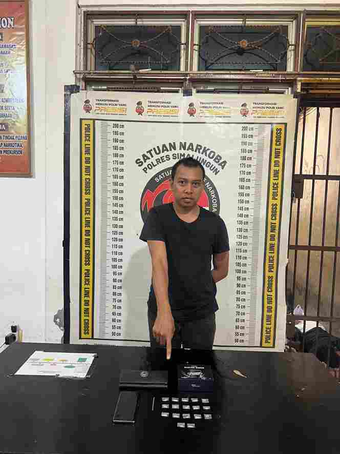 Andri Wardan Lubis, 36 tahun, yang bekerja sebagai wiraswasta dan berdomisili di Nagori Karang Bangun, ditetapkan sebagai tersangka dengan dugaan berperan sebagai penjual narkotika.