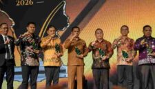 Sekretaris Daerah (Sekda) Junaedi Antonius Sitanggang, S.STP., M.Si. menerima  Piala dan piagam penghargaan diserahkan Wakil Gubernur Sumatera Utara, Surya, B.Sc.  di Aula Raja Inal Siregar, Kantor Gubernur Sumatera Utara, Jalan Diponegoro, Medan, Selasa (20/10/2026).