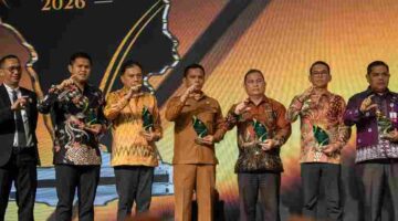 Sekretaris Daerah (Sekda) Junaedi Antonius Sitanggang, S.STP., M.Si. menerima  Piala dan piagam penghargaan diserahkan Wakil Gubernur Sumatera Utara, Surya, B.Sc.  di Aula Raja Inal Siregar, Kantor Gubernur Sumatera Utara, Jalan Diponegoro, Medan, Selasa (20/10/2026).