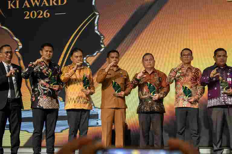 Sekretaris Daerah (Sekda) Junaedi Antonius Sitanggang, S.STP., M.Si. menerima  Piala dan piagam penghargaan diserahkan Wakil Gubernur Sumatera Utara, Surya, B.Sc.  di Aula Raja Inal Siregar, Kantor Gubernur Sumatera Utara, Jalan Diponegoro, Medan, Selasa (20/10/2026).