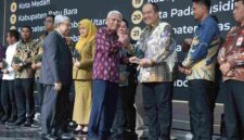Pemkab Asahan kembali meraih Predikat Kabupaten Informatif pada KI Award 2026 dan mempertahankannya selama lima tahun berturut-turut.