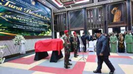 Presiden Prabowo memberikan penghormatan terakhir kepada mantan KSAD Jenderal TNI (Purn) Subagyo H.S. di Mabesad, Jakarta, Selasa (20/10/2026).