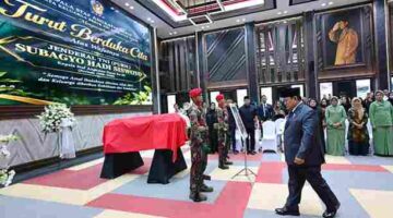 Presiden Prabowo memberikan penghormatan terakhir kepada mantan KSAD Jenderal TNI (Purn) Subagyo H.S. di Mabesad, Jakarta, Selasa (20/10/2026).