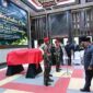 Presiden Prabowo memberikan penghormatan terakhir kepada mantan KSAD Jenderal TNI (Purn) Subagyo H.S. di Mabesad, Jakarta, Selasa (20/10/2026).