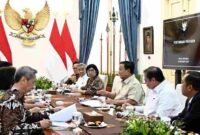 Presiden Prabowo Subianto menerima Ketua Dewan Ekonomi Nasional (DEN) Luhut Binsar Pandjaitan bersama jajaran DEN dan sejumlah menteri terkait di Istana Merdeka, Jakarta, pada Selasa, 20 Oktober 2026. 