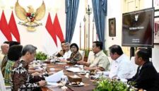 Presiden Prabowo Subianto menerima Ketua Dewan Ekonomi Nasional (DEN) Luhut Binsar Pandjaitan bersama jajaran DEN dan sejumlah menteri terkait di Istana Merdeka, Jakarta, pada Selasa, 20 Oktober 2026. 