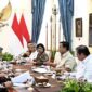 Presiden Prabowo Subianto menerima Ketua Dewan Ekonomi Nasional (DEN) Luhut Binsar Pandjaitan bersama jajaran DEN dan sejumlah menteri terkait di Istana Merdeka, Jakarta, pada Selasa, 20 Oktober 2026. 