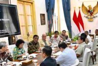  Presiden Prabowo Subianto menerima laporan Dewan Ekonomi Nasional (DEN) mengenai perkembangan digitalisasi perlindungan sosial (perlinsos) di Istana Merdeka, Jakarta, Selasa (20/10/2026). 