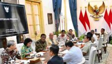 Presiden Prabowo Subianto menerima laporan Dewan Ekonomi Nasional (DEN) mengenai perkembangan digitalisasi perlindungan sosial (perlinsos) di Istana Merdeka, Jakarta, Selasa (20/10/2026).