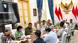  Presiden Prabowo Subianto menerima laporan Dewan Ekonomi Nasional (DEN) mengenai perkembangan digitalisasi perlindungan sosial (perlinsos) di Istana Merdeka, Jakarta, Selasa (20/10/2026). 