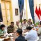  Presiden Prabowo Subianto menerima laporan Dewan Ekonomi Nasional (DEN) mengenai perkembangan digitalisasi perlindungan sosial (perlinsos) di Istana Merdeka, Jakarta, Selasa (20/10/2026). 