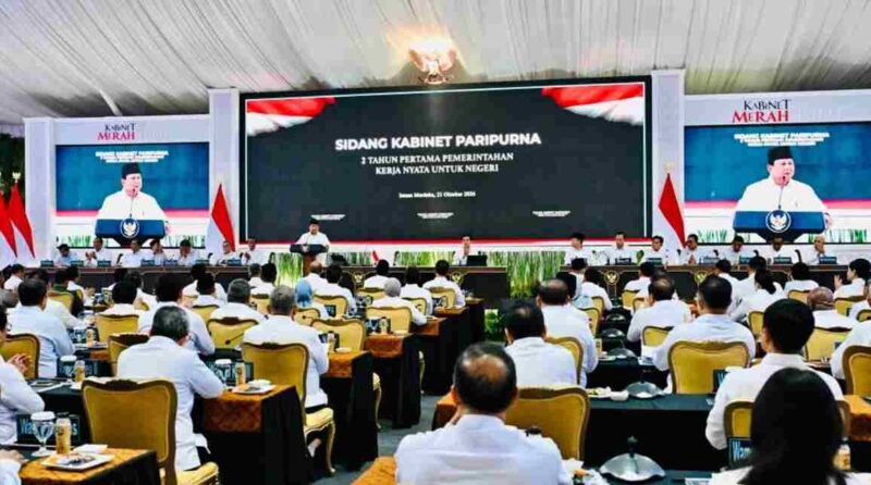  Prabowo saat memimpin Sidang Kabinet Paripurna (SKP) bertajuk Dua Tahun Pertama Pemerintahan Kerja Nyata untuk Negeri di halaman tengah Kompleks Istana Kepresidenan Jakarta, Rabu (21/10/2026).