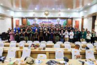Asisten Administrasi Umum Dedy Tunasto Setiawan SH MH bersama Polres Pematangsiantar dan Forkopimda mengikuti Zoom Meeting Kunjungan Kerja (Kunker) Kapolri di wilayah hukum Kepolisian Daerah (Polda) Sumatera Utara (Sumut) dan Deklarasi Serentak Menolak Narkoba. Zoom meeting diikuti dari Aula Widya Satya Brata Mapolres Pematangsiantar, Jalan Sudirman, Jumat (23/10/2026) pagi.